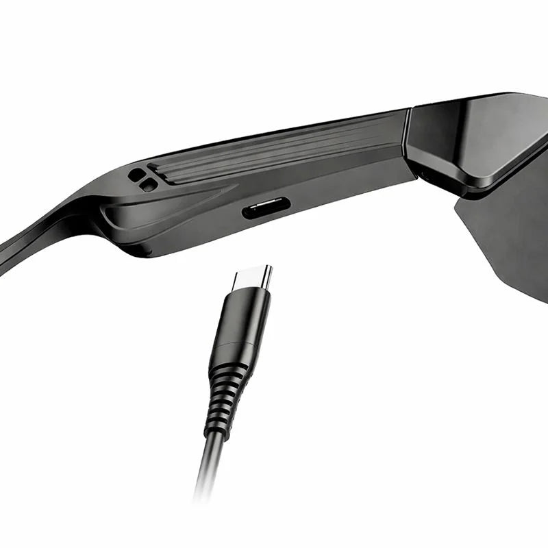 Branche gauche des lunettes connectées Noctavy avec port USB-C et câble de charge visible en gros plan.